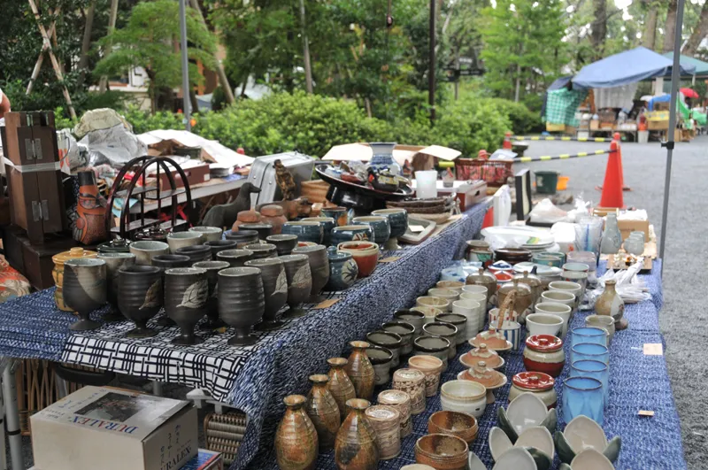 Asagaya Shinmeigu Shrine antique market